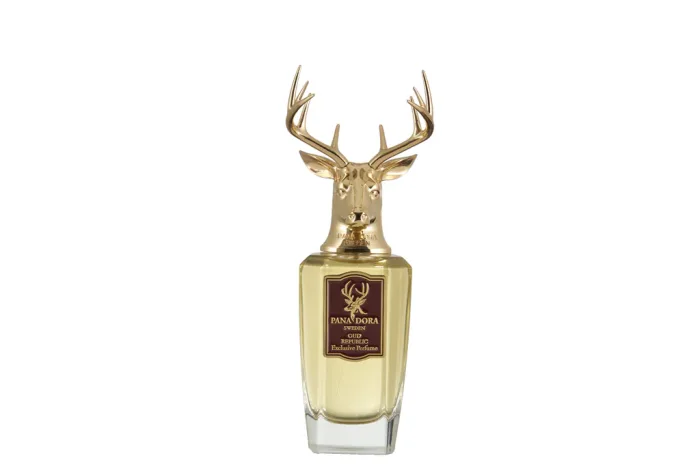 Flacone di PANA DORA Oud Republic, profumo di lusso con note orientali.